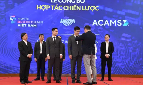Hai người Việt Nam đầu tiên nhận chứng chỉ phòng, chống rửa tiền từ ACAMS