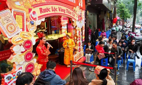 Máy bán vàng tự động "lên ngôi" trong ngày vía Thần Tài năm Bính Ngọ