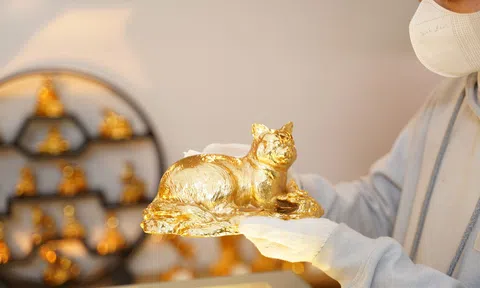 Cận cảnh quy trình chế tác tượng mèo mạ vàng 24K