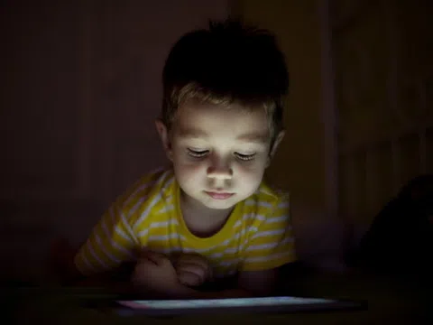 Trẻ em Việt Nam đang sử dụng điện thoại sớm hơn 4 năm so với thế giới