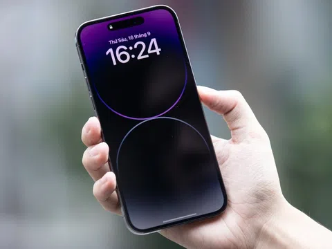 Vì sao không nên bấm mật khẩu iPhone ở nơi công cộng