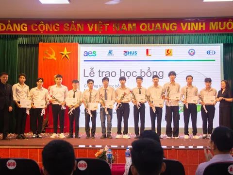 Lễ trao học bổng và tham quan nhà máy điện AES Mông Dương
