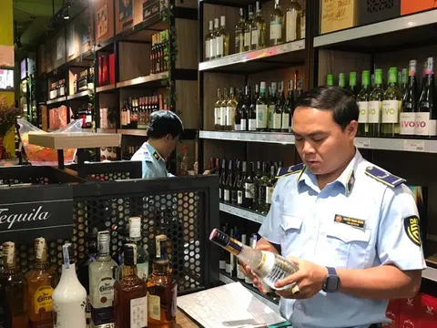 Bắt quả tang 67 chai rượu không chứng từ tại cửa hàng Winemart quận 1