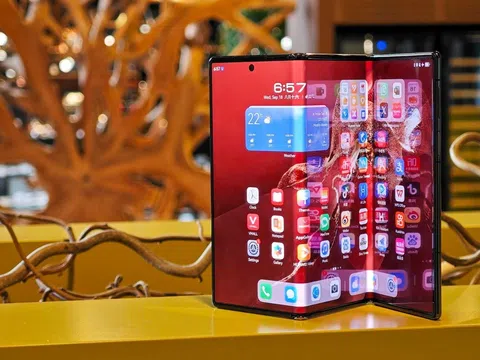 Hé lộ hình ảnh màn hình smartphone gập ba và Galaxy Z Fold 7 của Samsung