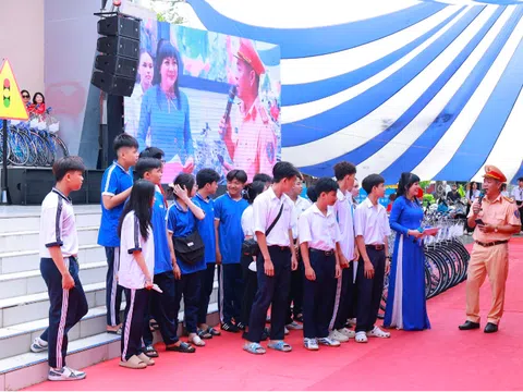 Tuyền truyền giao thông cho thế hệ trẻ qua caravan Báo Pháp luật Việt Nam lần 3