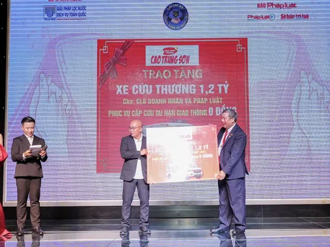 CLB Doanh nhân và Pháp luật tiếp nhận xe cứu thương trị giá 1,2 tỷ đồng