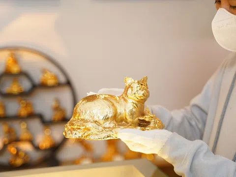 Cận cảnh quy trình chế tác tượng mèo mạ vàng 24K