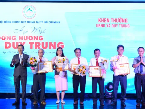 Những người con xã Duy Trung xúc động tại trong buổi gặp mặt tại TP.HCM