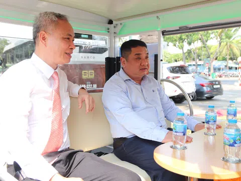 Người dân TP.HCM phấn khởi trải nghiệm xe điện bốn bánh